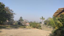 image 23 - Vista da frente da casa com pátio calçado